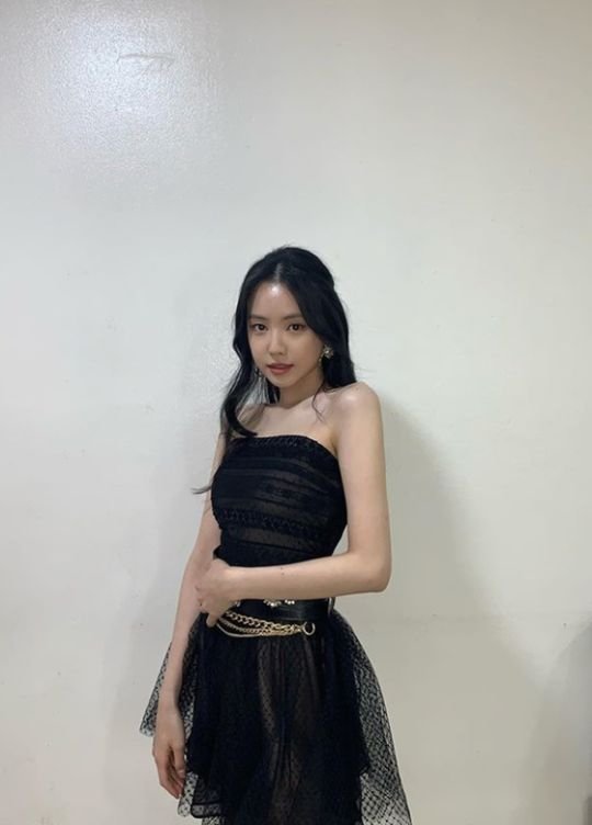 Son Na-eun posted several photos on his SNS on the 26th with an article entitled Thank you for loving this album a lot.Son Na-eun in the public photo poses in the waiting room of SBS popular song which was the last music broadcast of this album.Son Na-euns slender figure and urban atmosphere, wearing a black off-shoulder mini dress, captivates the eye.Son Na-eun added, Thank you all the hard-working members of the companys staff, our fans are the best.On the other hand, the group Apink, which Son Na-eun belongs to, received a lot of love with the title song Dumdrum of the mini 9th album LOOK released on the 13th.
