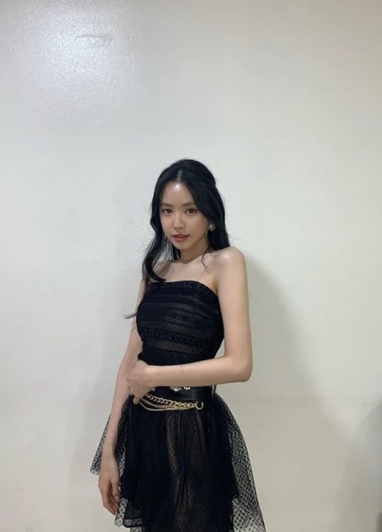 The Fans Best...A Pink Son Na-eun, Fairy Visuals to Finish Activities Son Na-eun posted several photos on his SNS on the 26th with an article entitled Thank you for loving this album a lot.Son Na-eun in the public photo poses in the waiting room of SBS popular song which was the last music broadcast of this album.Son Na-euns slender figure and urban atmosphere, wearing a black off-shoulder mini dress, captivates the eye.Son Na-eun added, Thank you all the hard-working members of the companys staff, our fans are the best.On the other hand, Group A Pink, which belongs to Son Na-eun, received a lot of love with the title song Dumdrum of the mini 9th album LOOK released on the 13th.