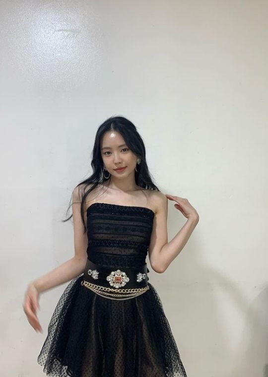 Son Na-eun posted several photos on his SNS on the 26th with an article entitled Thank you for loving this album a lot.Son Na-eun in the public photo poses in the waiting room of SBS popular song which was the last music broadcast of this album.Son Na-euns slender figure and urban atmosphere, wearing a black off-shoulder mini dress, captivates the eye.Son Na-eun added, Thank you all the hard-working members of the companys staff, our fans are the best.On the other hand, the group Apink, which Son Na-eun belongs to, received a lot of love with the title song Dumdrum of the mini 9th album LOOK released on the 13th.
