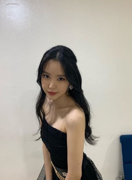 Son Na-eun posted several photos on his SNS on the 26th with an article entitled Thank you for loving this album a lot.Son Na-eun in the public photo poses in the waiting room of SBS popular song which was the last music broadcast of this album.Son Na-euns slender figure and urban atmosphere, wearing a black off-shoulder mini dress, captivates the eye.Son Na-eun added, Thank you all the hard-working members of the companys staff, our fans are the best.On the other hand, the group Apink, which Son Na-eun belongs to, received a lot of love with the title song Dumdrum of the mini 9th album LOOK released on the 13th.