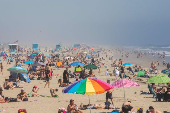 25일(현지시간) 미국 캘리포니아주 헌팅턴 비치에 많은 사람들이 몰려 북적이고 있다. 미국 서부 일대에 때 이른 '열파'(Heat wave·더운 기단이 밀려 들어와 고온이 되는 현상)가 찾아오면서 이날 일부 해변에 수만 명이 몰렸다. AFP연합뉴스