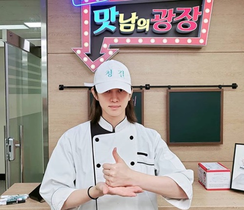 Super Junior Kim Hee-chul joined the Lindsey Vonn thanks to it.On the afternoon of the 27th, Kim Hee-chul said through his instagram, Thank you to the medical staff who are trying to fight COVID-19.Everyone, please cheer up. Kim Hee-chul in the public photo is looking at the camera with a thumb-up pose that means joining the Challenge Vonn.Thanks to the Lindsey Vonn is a campaign to express respect and gratitude to Korean medical staff struggling for COVID-19.He then named Yang Se-hyung, Kim Dong-joon and Ina-eun, who are appearing together on the SBS entertainment program Matsunam Square, as the next runners-up.Meanwhile, Kim Hee-chul is appearing on many entertainment programs such as Ugly Our Son, Mattan Square, Knowing Brother, Love of 7.7 billion and Twentieth Century - T.