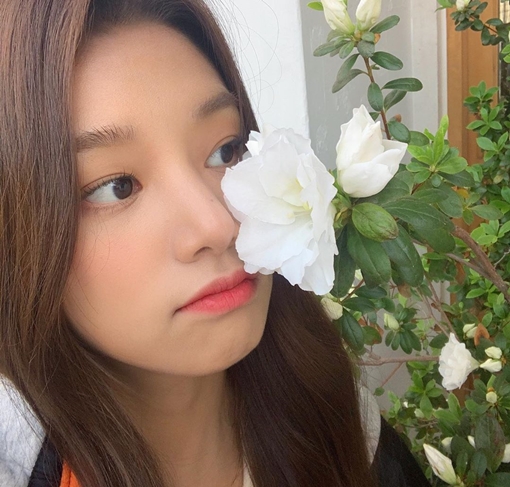 Girl group LABOUM member Ahn Sol-bin boasted beautiful flower beauty.Ahn Sol-bin posted a picture and post on his Instagram account on Wednesday.In the post, Ahn Sol-bin released his selfie with an article entitled Flowers Paul.In particular, Ahn Sol-bin showed off his Sezelye beauty with clear skin and clear features despite the selfie taken on the close street side.Meanwhile, Ahn Sol-bin will appear in the SBS drama Sunset Stars, which will be broadcast in June.