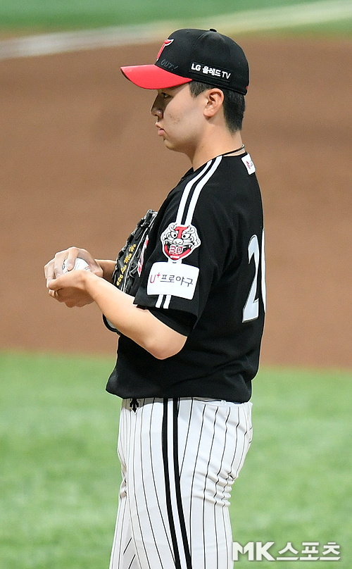 On the 27th, the LG Twins and Kiwoom Heroes practice Kyonggi was held at the Seoul Gocheok Sky Dome.LG Lee Min-ho is sorry after the balk in the second inning at the end of the fourth.Meanwhile, the Korea Baseball Organization (KBO) confirmed the opening date of the professional baseball 2020 season, which was postponed due to concerns over the spread of new coronavirus infections (corona 19), as May 5.The Kyonggi capital maintains 144 Kyonggi like the existing one.