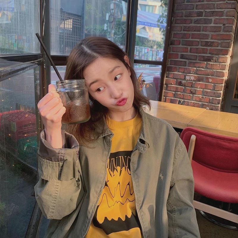 Park Bo Ram showed off her still-beautiful look after 30kg lossSinger Park Bo Ram uploaded a picture to her Instagram on April 26 with an emoticon.Park Bo Ram in the photo holds out his lips with coffee, and he surprised those who saw it with beautiful visuals even in pale makeup.han jung-won