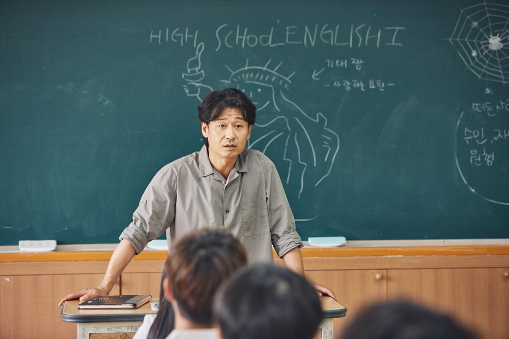 Veteran Actors, who are active in crossing screens and CRTs such as Kim Ji-jin, Hyuk-kwon PARK, Park Ho-san, Kim Kwang-gyu, Oh Kwang-rok and Shim Yi-young, gathered together to convey an intense message in human class.Netflixs original series Human Class released a steel of the luxury Acting Corps that boosts immersion with solid interiors such as Kim Yeo-jin, Hyuk-kwon PARK, Park Ho-san, Kim Kwang-gyu, Oh Kwang-rok and Shim I-young on April 27.Human Class is a Netflix original series that depicts the process of high school students who choose the path of crime without guilt to make money and pay irreparably harsh price.First, Kim Ji-jin, a luxury actor who has shown solid acting power and delicate expressive power regardless of genre, from the movie mint candy, grilled child, living child to the drama Gurmigreen moonlight, witch court and Itaewon clath,The persistentness and cool charisma of the seafarer, who narrows the investigation network while setting all the tents as the gyeongwanggo, creates tension by pressing the four friends who chose the wrong answer.Hyuk-kwon PARK, who has been introducing fresh and unique characters for each work such as Drama Kwon Ryong I Narsa, Bob Good Sister, Taxi Driver, and Jangsan Bum, played Jinwoo, the homeroom teacher of your student.Jinwoo is a small teacher who looks at the index that seems to be a problemless student on the outside but hides a scary secret and approaches him in a heartless manner.Park Ho-san, who has been working as a new steward in Drama Spicy Relief Life and My Uncle, presents an impacting act as Jeongjin, the father of the index.He will choose the wrong answer and add tension to the index that commits crime with a bigger ordeal.Drama, Kim Kwang-gyu, who is actively involved in entertainment after the movie, is a colleague of the seafarer, and he adds vitality to the atmosphere of the drama with realistic and realistic acting unique to the disassembly.Oh Kwang-rok, who has shown an unforgettable presence with his unique personality, leaves a short but intense impression as a questionable man who knows the past of Wang Chul.Shim Yi-young, who proved his extraordinary presence by winning the Grand Prize in the 2019 SBS Acting Grand Prize in the Drama category, will show a new appearance that was never seen before as the mother of Kyuri.Seeking perfection at home and at work, she also puts pressure on her children to provide strict standards and to enforce their rules.A god has prepared a lot of Actors.In addition to a good script, senior actors were able to capture important points and shoot without worrying about it. Veteran actors, who brought vitality to the character with deep acting skills, add persuasiveness to the various faces of older generations in three dimensions.bak-beauty