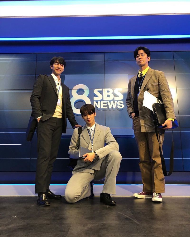 Singer and actor Lee Seung-gi has released a 8 News certification shot.Lee Seung-gi posted a SBS 8 News Studios certification shot on April 27th on his personal SNS with SBS All The Butlers shooting.Lee Seung-gi, Cha Eun-woo and Shin Sung-rok in the photo are dressed in suits and revealing the atmosphere like Office workers.Lee Seung-gi, along with the photo, said, Spring is coming even in the aftermath of Corona. Everyone gets through hard times together! Updated after a long time.Sunday, along with All The Butlers, adding that the youngest, Ercheon (face genius), Jung Eun-woo and the new director (Shin Sung-rok).Park Su-in