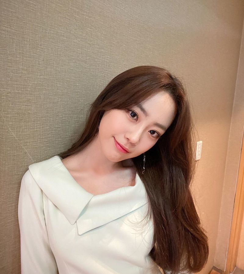 Heo Young showed off her elegant beautyActor Heo Young, from the group KARA, uploaded a picture on April 27 with the phrase This week is always happy on his instagram.In the photo, Heo Young stares at the camera in a white blouse, who boasts a clean look with big eyes and long straight hair.han jung-won