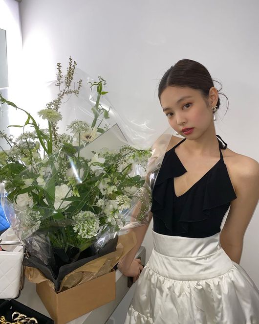 Jenny Kim of group BLACKPINK has released a photo shoot with Pet.Jenny Kim posted several photos on her Instagram on the 26th.In the photo, Jenny Kim, who has a high hair tied up, wears various costumes and takes a picture with Pet.Jenny Kims sense and beautiful looks, which perfect the colorful fashion from youthful mini skirts to elegant long dresses, attract attention.Meanwhile, BLACKPINK, which Jenny Kim belongs to, is currently in the process of preparing for a new album and comeback, and has recently gathered attention with news of collaboration with world pop star Lady Gaga.jennie Kim Instagram