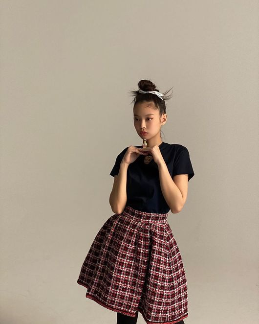 Jenny Kim of group BLACKPINK has released a photo shoot with Pet.Jenny Kim posted several photos on her Instagram on the 26th.In the photo, Jenny Kim, who has a high hair tied up, wears various costumes and takes a picture with Pet.Jenny Kims sense and beautiful looks, which perfect the colorful fashion from youthful mini skirts to elegant long dresses, attract attention.Meanwhile, BLACKPINK, which Jenny Kim belongs to, is currently in the process of preparing for a new album and comeback, and has recently gathered attention with news of collaboration with world pop star Lady Gaga.jennie Kim Instagram