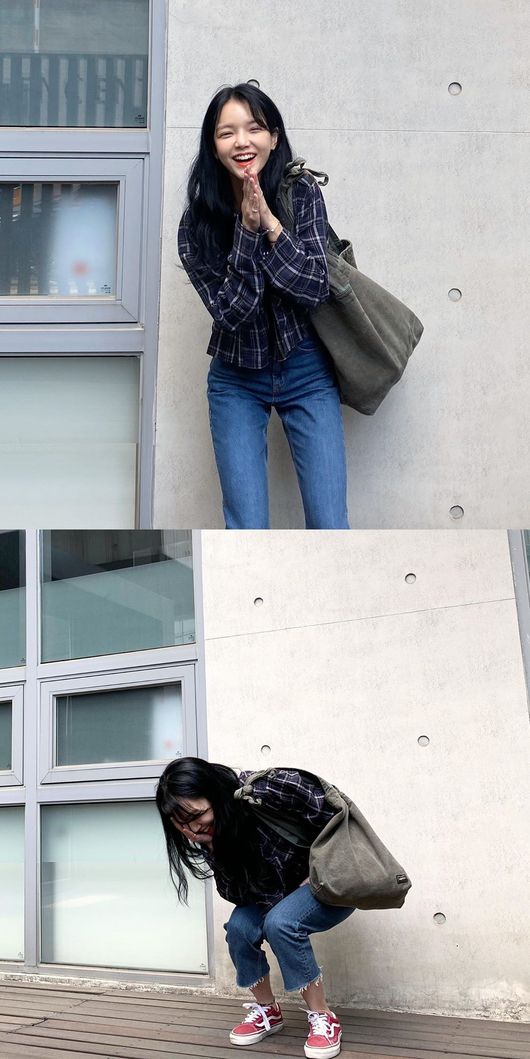 AOA Jimin transforms from blonde Hair style to black hairOn the afternoon of the 27th, AOA Jimin posted two selfies with a smile emoticon on his personal SNS.Jimin in the photo shows an innocent smile in front of the FNC Entertainment building. After collecting his hands, he shot the hearts of fans with his unique clear eyes.In particular, AOA Jimin showed off his fashion sense of wanting to follow, perfecting his shirt, jeans and red sneakers as well as a soft and refreshing visual.On the other hand, Jimins group AOA released its sixth mini album NEW MOON last November.AOA Jimin SNS