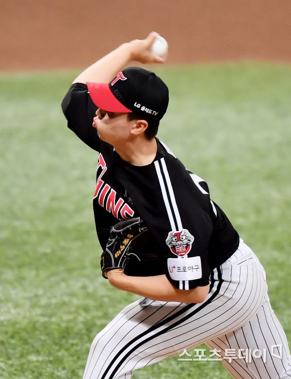 LG Lee Min-ho, who was on the mound in the fourth inning, is playing against the professional baseball Help Heroes and LG Twins at the Seoul Gocheok Sky Dome on the 27th.2020.04.27.