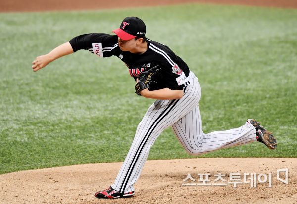 LG Lee Min-ho, who was on the mound in the fourth inning, is playing against the professional baseball Kiwoom Heroes and LG Twins at the Seoul Gocheok Sky Dome on the 27th.2020.04.27.
