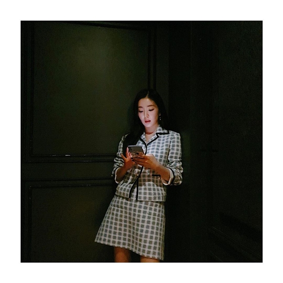 Irene posted several photos on her personal instagram on the 26th.The photo showed Irene in a checked jacket and skirt, and Irenes alluring and mature beauty caught the attention of many people.Many netizens who responded to this responded that Irene still has no country, Never keep your face, I like this atmosphere so much.Meanwhile, Irene and Red Velvet member Seulgi begin their first unit career in six years of their debut.Irene and Seulgi have been working with SM Rookies SR14G (Seulgi & Irene) before their Red Velvet debut in 2014.