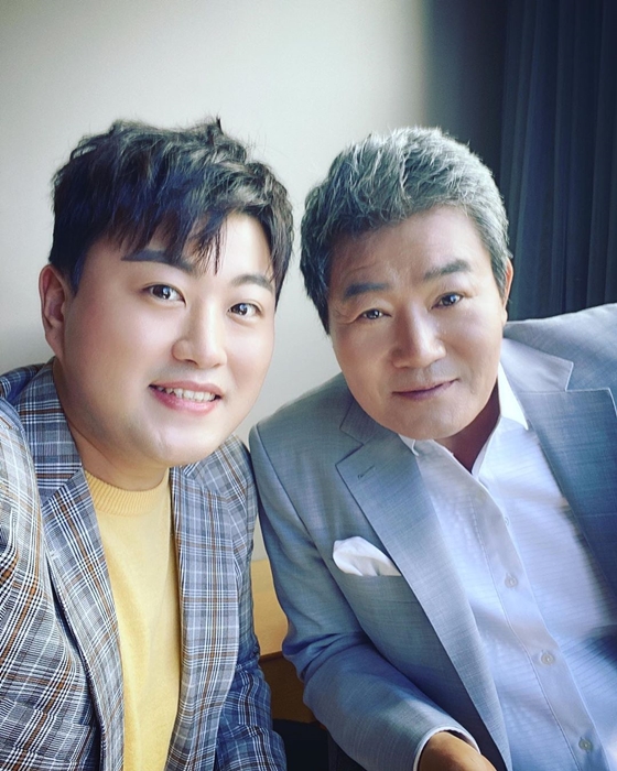 Kim Ho-joong wrote on his Instagram account on the 27th, Mr. Jin Sung, who always says good things. Thank you all the time. It was a happy time.I posted a picture with the article Do not put a tackle on the guideline # Laughing Guideline # # Respect # Udasa 2 # Love of your senior # Like you.The photo shows Kim Ho-joong taking a picture with Singer Jin Sung, who is also seen with Kim Ho-joongs bright beauty and bright smile.In addition, many people were attracted to the warm meeting of Trott.Many netizens who responded to this responded that they felt a subtle resemblance, a warm atmosphere, and a precious relationship is good.On the other hand, Kim Ho-joong appeared in the TV Chosun entertainment program Mr. Trott and became a stardom.After the end of Mr. Trott, he has been active in various arts and singer activities.