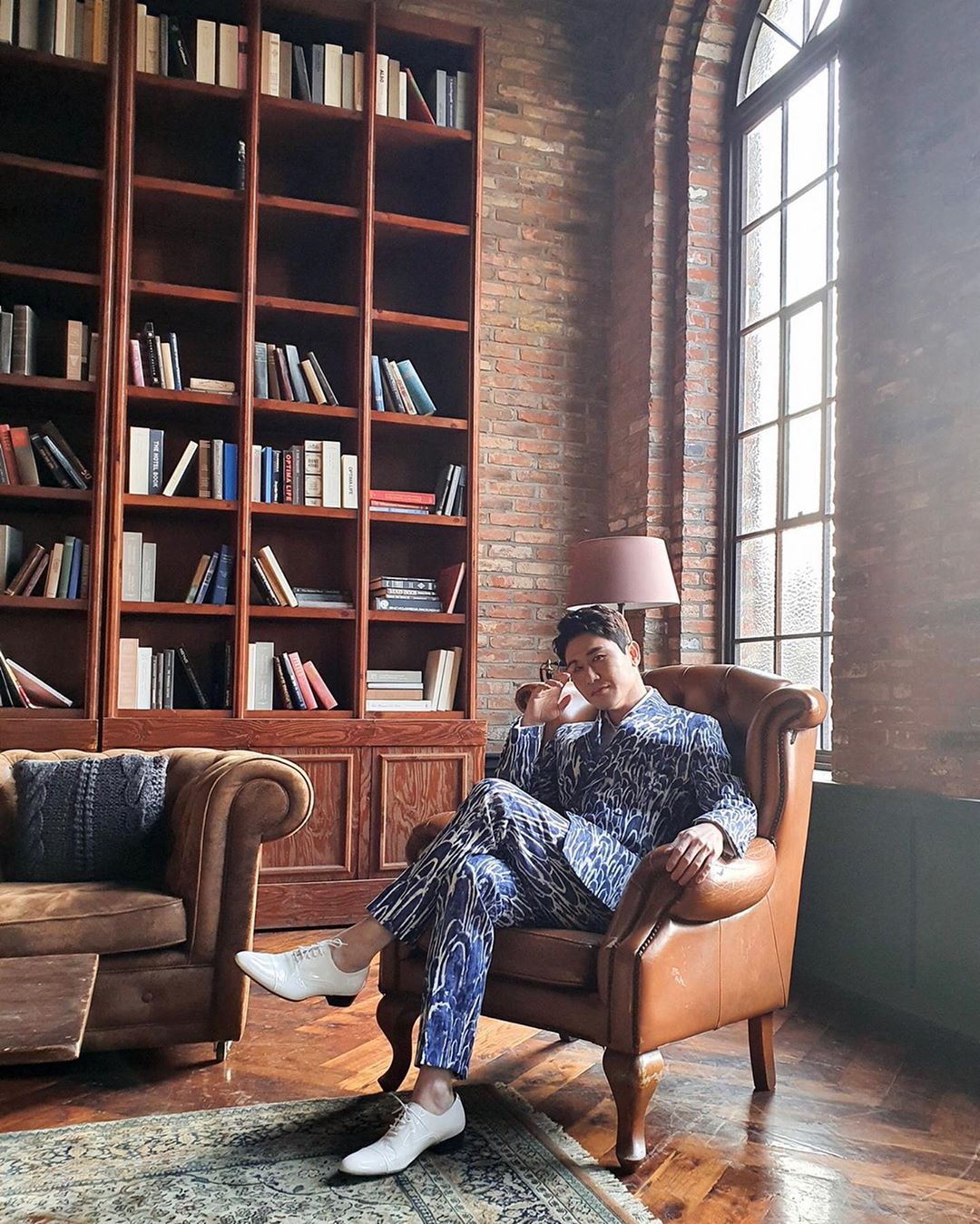 Singer Young Tak flaunted perfect suitfitThe Young Tak agency Newera Project said in the official Instagram on the 27th, What is the existence itself Luxury Force ~ Young Tak just doing now?# Hin posted two photos and an article called #LuxuryYoung Tak #LuxurySinger in the content.In the photo, Young Tak posed in a chair wearing a colorful pattern of blue suits on an antique atmosphere.His chic pose, which crosses one leg and covers his eyes with one hand, snipers fans hearts.Unlike the usual friendly image, Young Tak, which creates a luxurious charm, attracts attention.Fans who saw this responded with a hot response such as Perfect from costume to pose, Human Luxury, Great Explosion and I am so curious about what shooting is.Young Tak has been actively working in various fields such as entertainment and advertising, taking the line (final second place) in the TV Chosun entertainment program Tomorrow is Mr. Trot which last month ended.Photos  New Era Project SNS