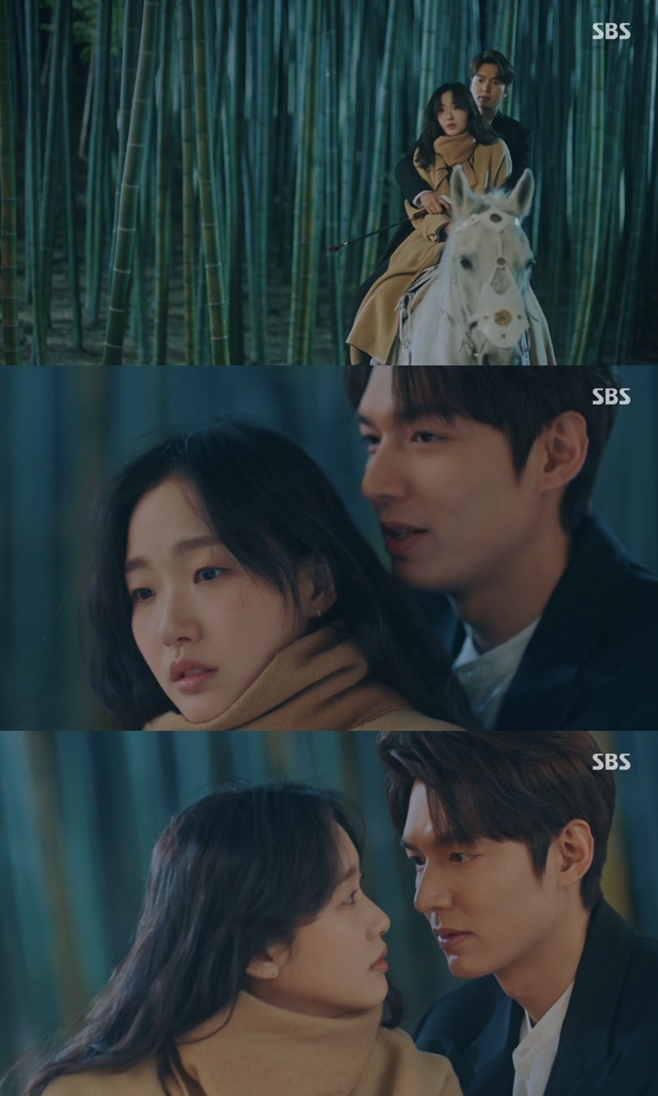Dozens of Dramas compete for the love of viewers every week, and what are the hot-button scenes of the house theater for a week?I gathered the moments of sight-raising, which was the most intense in KBS, MBC, SBS, TVN and JTBCs five broadcasters broadcast during the past week (April 20-26).KBS2 I went to visit once Lee Cho-hee and Lee Min-jung Lee Sang-yeop divorceOn KBS2 weekend drama I went to it once (playplayed by Yang Hee-seung and director Lee Jae-sang), which was broadcast on the 25th night, Song Da-hee (Lee Cho-hee) was shown to learn about the divorce of Song Na-hee (Lee Min-jung) and Yoon Kyu-jin (Lee Sang-yeop).On this day, Song Da-hee handed water to the cafe customer and spilled water on the customers bag. The customer shouted to Song Da-hee to reimburse him.Song Da-hee did nothing wrong, lets check who did wrong with CCTV, said Yoon Jae-seok (Lee Sang-sang) who visited the cafe. The customer left the cafe in panic.Yoon Jae-seok told Song Dae-hee, Why are you so frustrated when there is nothing wrong? After that, Yoon Jae-seok pointed out Song Dae-hees attitude and taught him how to be proud.In the meantime, Yoon Jae-seok talked with Song Dae-hee and accidentally told Song Na-hee and Yoon Kyu-jin about the divorce.MBC The Mans Memory Kim Dong-wook and Moon Ga-young on their first dateIn MBCs drama The Mans Memory (playplayed by Kim Yoon-joo and directed by Oh Hyun-jong), which was broadcast on the night of the 23rd, Lee Jung-hoon (Kim Dong-wook) was shown beginning a love affair with Yeo Ha-jin (Moon Ga-young).On this day, she went to Lee Jung-hoons house for a date. After changing Lee Jung-hoons costumes in her own style, she went to see cherry blossoms.I saw the couples walking hand in hand and I was really envious. Lee Jung-hoon, who heard this, said, I like it. The two people enjoyed dating without worrying about peoples eyes. Lee Jung-hoon said, Lets see everyone.There is no reason why we should avoid it. He took the hand of Yeo Ha-jin.SBS The King Kim Go-eun, Lee Min-ho and Korean Empire to leaveIn SBSs gilt drama The King: The Monarch of Eternity (playplayed by Kim Eun-sook and directed by Baek Sang-hoon, hereinafter The King), which aired on the night of the 25th, Kim Go-eun was portrayed leaving for the parallel world of Korean Empire with Lee Min-ho.After leaving for the parallel world on the day, Igon was sucked into the time-stopping phenomenon and returned to reality. Cho Young (Woo Do-hwan) asked Igon, Where have you been?The time has stopped, I have been to the parallel world, he said.Later, Igon met Jeong Tae-eun. He explained various reasons why he returned. So Jung Tae-eun said, Do you have a real house?What was my head like in my ID photo you saw? Igon then said, I was tying it together.Nolan Jeong Tae-eul headed to the parallel world with Lee Gon.TVN Sweet Doctor Life Shin Hyun Bin,In TVN Mokyo Drama, which was broadcast on the night of the 23rd, Spicious Doctor Life (playplayplayed by Lee Woo-jung and directed by Shin Won-ho), Jang Winter (Shin Hyun-bin) was shown asking Ahn Jeong-won (Yoo Yeon-seok) for a date.On the day, Ahn and Jang struggled to save their six-month-old baby, who said, I think the liver of a liver transplanter is too big to give up.We will proceed, said Ahn. The two people focused more than any moment to save the patients life.Later, the winter went to the stables and asked for dinner. The stables said, Lets all have dinner together.I dont wear this clothes, I wear plain clothes, she said, asking for a date.JTBC World of Couples Park Sun-young shocked by Kim Young-mins photo of affairIn JTBCs gilt drama The World of Couples (playplayed by Joo Hyun and directed by Mo Wan-il), which was broadcast on the night of the 25th, Go Ye-rim (Park Sun-young) was shown deciding to divorce Son Je-hyuk (Kim Young-min).On this day, Goyrim visited the obstetrics and gynecology clinic with her husband Son Je-hyuk to receive counseling.Inside were photographs of Son Je-hyeoks affair.After confirming this, Goyrim left the hospital with anger, and Son Je-hyuk, who did not know the fact, found Goyrim. After returning home, Son Je-hyuk spoke with Goyrim.Goyrim said, I am in my home.