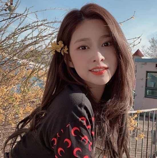 IZ*ONE Min-Ju, Wiz One The heart-warming beauty beautiful looks... Flowers are here? Group IZ*ONE Min-Ju flaunts breathless visuals that dont need wordsOn the 26th, Min-Ju posted several photos on the IZ*ONE official Instagram with the article Thank you for the Days.The photo released showed Min-Ju taking a selfie at the set of the Daysd pictorial shoot, which featured a yellow forsythia on her head and boasted a lovely charm.In particular, Min-Ju has a pure beauty look with a unique eye, such as big eyes, a sharp nose, and a thick lips on white skin.In another photo, Min-Ju sat on a merry-go-round and showed a long leg length, captivating her with a perfect model percentage.The fans who responded to this responded that I am getting more beautiful as I go, I am really innocent and I know it is a doll.1 Video and new media brand of entertainment media.