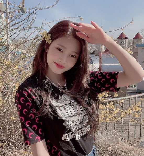 IZ*ONE Min-Ju, Wiz One The heart-warming beauty beautiful looks... Flowers are here? Group IZ*ONE Min-Ju flaunts breathless visuals that dont need wordsOn the 26th, Min-Ju posted several photos on the IZ*ONE official Instagram with the article Thank you for the Days.The photo released showed Min-Ju taking a selfie at the set of the Daysd pictorial shoot, which featured a yellow forsythia on her head and boasted a lovely charm.In particular, Min-Ju has a pure beauty look with a unique eye, such as big eyes, a sharp nose, and a thick lips on white skin.In another photo, Min-Ju sat on a merry-go-round and showed a long leg length, captivating her with a perfect model percentage.The fans who responded to this responded that I am getting more beautiful as I go, I am really innocent and I know it is a doll.1 Video and new media brand of entertainment media.