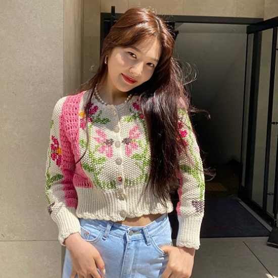Group Red Velvet Joy shared a happy routine under the warm spring sunshine.On the 26th, Joy posted several self-portraits on his Instagram with an article entitled Todays weather is good.The photo shows Joy, who has crossed his bangs and took various poses.Joy showed off her extraordinary fashion sense by matching her floral knit with light jeans and sneakers; her gaze was on Joy, who built a thrilling Smile as she looked at the camera.Joy flaunted her lovely charm, slightly flipping her bangs aside, and she had beautiful beauty with round eyes, a sharp nose, and a sleek jawline.The fans who responded to the photos responded that I am happy to see, I am against Joy Smile and I am pretty even if I just take pictures.Meanwhile, Joy is communicating with fans by updating his daily life on personal SNS.