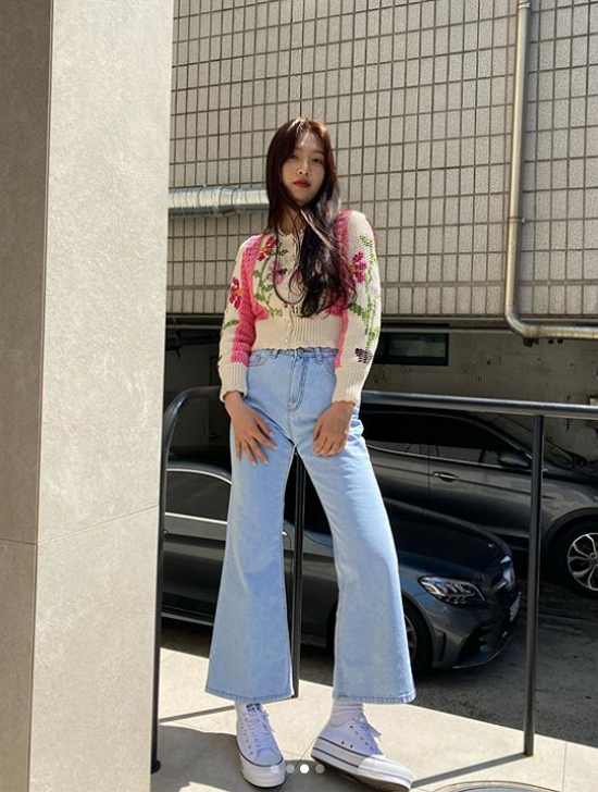 Group Red Velvet Joy shared a happy routine under the warm spring sunshine.On the 26th, Joy posted several self-portraits on his Instagram with an article entitled Todays weather is good.The photo shows Joy, who has crossed his bangs and took various poses.Joy showed off her extraordinary fashion sense by matching her floral knit with light jeans and sneakers; her gaze was on Joy, who built a thrilling Smile as she looked at the camera.Joy flaunted her lovely charm, slightly flipping her bangs aside, and she had beautiful beauty with round eyes, a sharp nose, and a sleek jawline.The fans who responded to the photos responded that I am happy to see, I am against Joy Smile and I am pretty even if I just take pictures.Meanwhile, Joy is communicating with fans by updating his daily life on personal SNS.