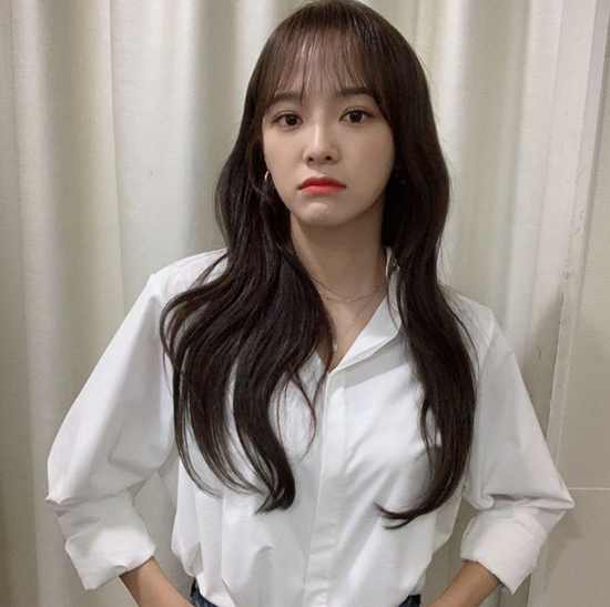 Group Gugudan Kim Se-jeong has released a warm selfie after finishing his solo career.On the 26th, Kim Se-jeong posted a picture on his Instagram with an article entitled You... are done ... Photo ... Im sorry ... Im gone when Im done.The uploaded photo showed Kim Se-jong looking at the camera in a white shirt, Kim Se-jongs ang multi-mooned cute lips caught the eye.Kim Se-jeong was beautiful with her black hair and transparent skin that descended to her chest, and her small face was clear with big eyes and sharp nose.The fans who responded to the photos responded such as I did my best, I met again soon, and I am lovely.Meanwhile, Kim Se-jeong is on a break after finishing his mini album Poll activity.