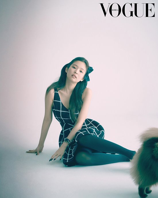 BLACKPINK Jenny Kims picture was released. Jenny Kim, in the cover of fashion magazine Vogue Korea, caught her eye with a provocative eye with Pet Kuma.In the interview that followed the filming, I am a person who works through music, but I still do not believe that I am active in the genre of fashion.I think there are a lot of friends who are influenced by me because it is a job in front of the public.I also think that I can affect someones life because I have grown up my dream by seeing an artist I admired when I was a child. He also mentioned the influence and responsibility of fans.Jenny Kims pictorial and sincere interview with the charm of pale color can be found in the May issue of Vogue Korea and on the official website. / Photo=Vogue Korea
