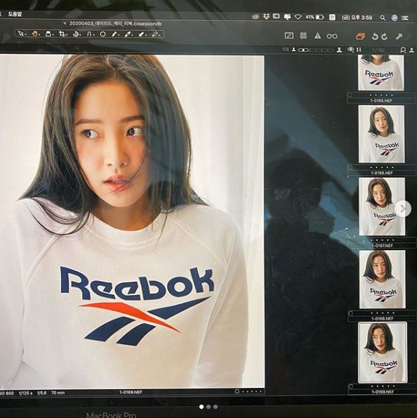 Red Velvet Yeri has unveiled the photo shoot scene.Yeri posted three photos on his Instagram on the 27th, along with an article entitled Thank you all for helping me with dazed x yeri x rebok.The monitor at the photo shoot scene in the public photo shows a pure charm, Yeri, adding a mysterious atmosphere with a slightly flowing hair and a dreamy look.Meanwhile, Red Velvet, which Yeri belongs to, released a repackaged album last December and acted as the title song Psycho.Photo: Yeri SNS