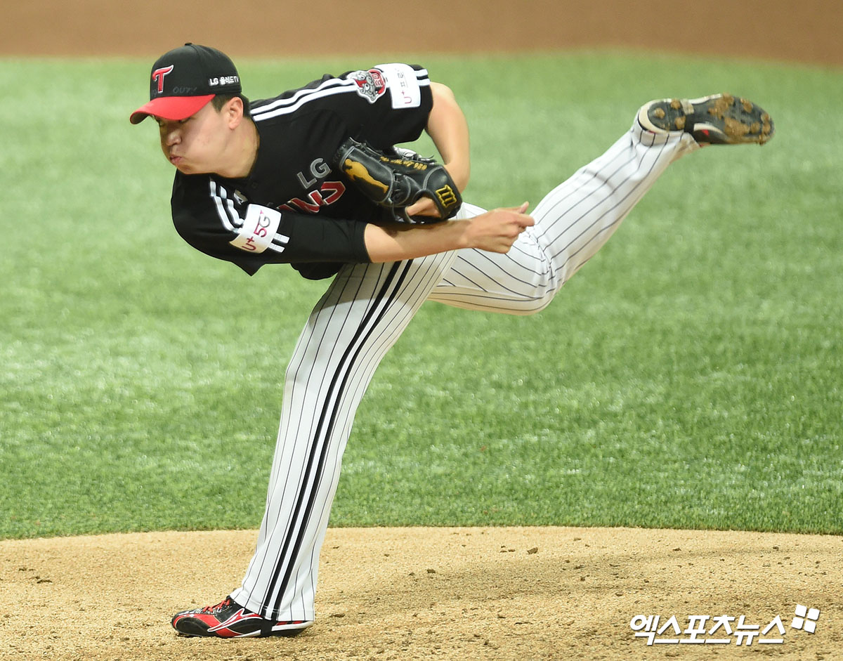 LG Twins and Kiwoom Heroes practice game of the 2020 Shinhan Bank SOL KBO League held at Gocheok Sky Dome in Seoul Guro District on the afternoon of the 27th, and LG Lee Min-ho, first baseman in the fourth inning, are throwing the ball vigorously.