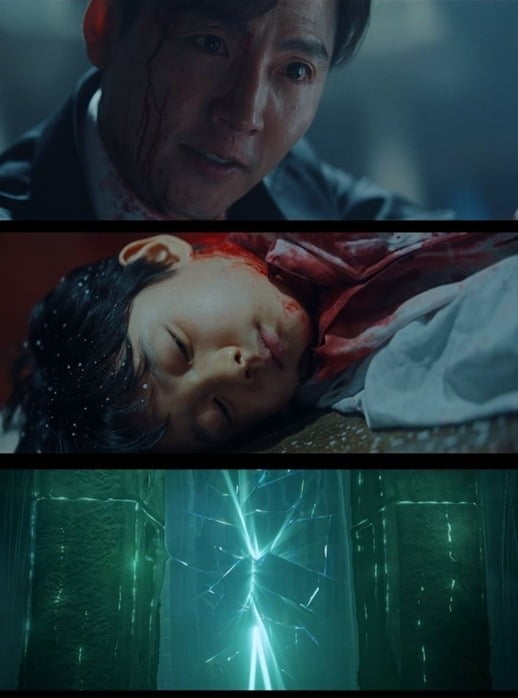 In the SBS gilt drama The King - The Lord of Eternity (hereinafter referred to as The King), the narrative theorem was released one to four times from the perspective of Lee Min-ho and Lee Jung-jin, who crossed the parallel world.The King, which was first broadcast on the 17th, is releasing a parallel world completed with two worlds: Korean Empire and Korea.Lee Min-ho and Lee Jung-jin played the role of the traitor, King Kim Chin-ri, who tried to play the role in the Korean Empire and the Korean Empire, respectively.Above all, in the last four episodes, Lee Min-ho and Lee Lim (Lee Jung-jin) each realized that their opponents could cross the parallel world, and predicted revenge and confrontation that will intensify against each other.In this regard, I summarized three extreme confrontation points of Lee and Lee Lim in the 1st ~ 4th The King.#1.The Night of the Reverse Mother: The extreme confrontation between Igon and Irim in the enemy The King - Eternal Monarch, who made the enemy who killed his father half-kept the full wave type, started from the night of the reverse mother.Irim was born as the first son to be born, but he was not sealed as King of the Gold Chin until he was thirteen years old. Eventually, he was decorating his half-brother and his father, Emperor Seon (Kwon Yul-bun), to take away the full wave type (piri).Irim, obsessed with black desire, stabbed the Emperors body with a cruel sword, and the 8-year-old Igon fought bravely and the full wave type was in two.As a result, Lee Rim, who had run away with a full wave type half-dong, reached the forest and opened a dimensional door moving in the parallel world.And after that day, Lee Lim, who was a grandfather to Lee, became the enemy who killed his father, and Lee Leem became the enemy who made his full wave type half a circle.#2.Fair World Moving Confidence: Full wave type move vs time stop phenomenon Gon came to Korea beyond parallel world through Dimension Gate in the Great Forest, but when nothing happened with Jung Tae-eul (Kim Go-eun), he found out that full wave type was key crossing parallel world.At the same time, Lee Lim, who opened the Dimension Door in the full wave type of Van Donggang, wondered about the time stopping in the Korean workshop and the time stopping at the beach where the Korean Empire imperial family was seen.Lee Lim then assumed that Lee Gon also moved the two worlds by grasping that the time-stopping phenomenon in the last strange Korea and Korean Empire was related to the Emperor Exodus and Emperor Exodus through the Emperors Wing Note left by the Emperors Inside Spy at a bookstore run by his servant, Kyungmu (Lee Hae-young).#3.The Coroner of the Dead in the Korean Empire: The sign of multiple bullets vs. the evil act, Irim, who had a half-wave type, was convinced that he would have moved the parallel world like himself, and suspected that the body that was found was still alive.So, 25 years ago, he visited Lee Jong-in (Jeon Mu-song), a member of Ochon Dangsuk who wrote Irims Body Inspection Book, and asked whether he was true. He expressed his willingness to re-examine and fired multiple signals against Irim.In 1994, Lee Lim shot a signal of evil by killing another of his own necks sitting in a wheelchair because he could not walk and was humble and humble that he met in Korea.This raises the question of whether Lee Jong-in, who manipulated the Sagitam Book of the Eye 25 years ago, could tell the truth again, and the confrontation between Igon and Irim, which will be lit up as the body of Irim, to protect the safety of the imperial family.Lee Min-ho and Lee Jung-jin are expressing their precision and charisma in heavy acting and completing the characters of Igon and Irim, said the producer, Hua Andam Pictures. I want you to confirm on this broadcast what will happen to the fate of the two, Lee, who has noticed the movement of the parallel world and Lee Rims body inspection report.The King - Eternal Monarch will be broadcast on May 1 at 10 pm