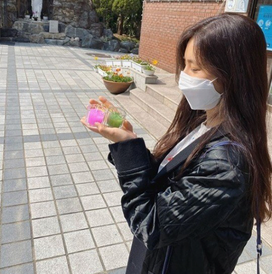 Actor Han Chae-ah showed off her daily dandamiOn the afternoon of the 28th, Han Chae-ah posted a picture through his instagram.In the public photo, Han Chae-ah poses with two candles in his hand, sporting a sweet atmosphere that can not be hidden even in a modest attire and a masked figure.Han Chae-ah married Cha Se-jji, the third son of former football coach Cha Bum-geun, in 2018.