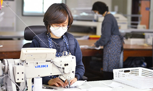 해군 군수사령부 보급창 병참지원대 피복·세탁팀 군무 주무관 조미혜 씨가 재봉틀 앞에 앉아 해군 장병들에게 지급할 면 마스크를 만들고 있다. 해군 제공