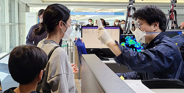 26일 인천공항 검역소에서 이승화 검역관이 승객들의 발열 여부를 모니터링하고 있다. 올 1월 19일 이 검역관은 국내 첫 확진자를 찾아냈다. 1번 환자는 당시 38.3도의 고열이 있었다. 국립인천공항검역소 제공