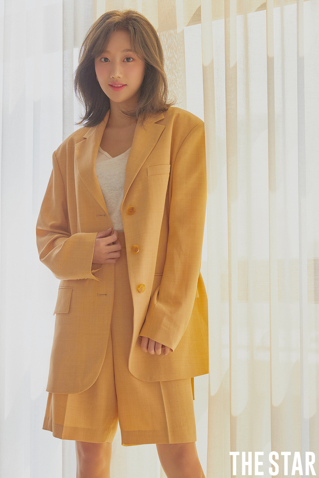 April Group was hard to concentrate on the outside, put the burden down. A fashion picture resembling Spring from Group April has been released.In this photo released through the May issue of Magazine The Star, April showed off her fresh visuals under the theme of Spring of APRIL.In the open photo, April completed a daily fashion that can be used for all-spring with suits, lace blouses, and flower dresses on a stylish leather sofa.In an interview after the photo shoot, April said, It was so comfortable to pose on the sofa that I was happy to forget it was a photo shoot.It was a fun feeling between us, he said. Weve been shooting pictures for a long time, and I want to see you again.On the new album, JinSoul said, This album is about Lets go back to the beginning and start again.We will convey our healing energy to everyone through the title song La La La La La La La La La La La La La La La La La La La La La La La La La La La La La La La La La La La La La La La La La La La La La La La La La La La La La La La La La La La La La La La La La La La La La La La La La La La LaI want to show different charms on each stage without being biased toward one concept. When asked about Aprils activities after her debut, she said, There were some difficult moments, and I was happy with each activity, but I felt sorry for them.I feel like I have not reached the goal we set for the first time. Chae Kyung said, I did not know that the time together was now taken for granted, but if this time disappears now, my heart will be so upset and sick.So I want to enjoy this moment more. Asked about the difficulties he had since he was a girl group from a young age, JinSoul said, It was hard to concentrate on what peoples eyes are looking like.But now I think I should take it for granted. I do not think I have the right to say that I am an entertainer every time.I chose this job that looked gorgeous, and Im loved by my fans, and I think Ive put down the burden now.Finally, a decade later, Aprils dream of the future was, Im sure our group will become more intense over time, and I think well probably be laughing as we are now.It is a wish and a desire to continue to release the album under the April name. hwang hye-jin