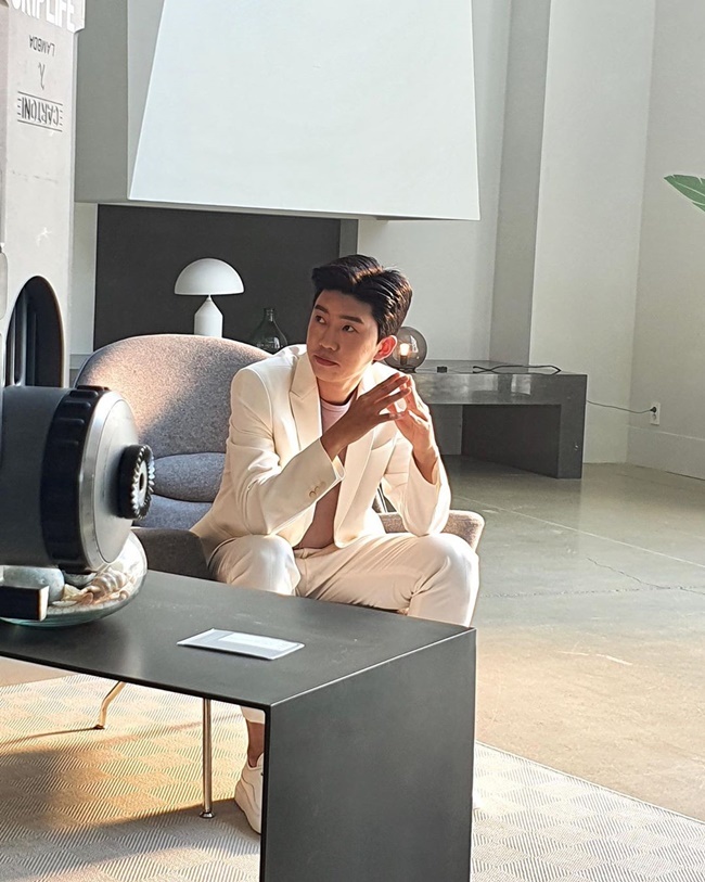 AD filming behind the scenes of Singer Lim Young-woong has been released.The official Instagram of the New Era project Mr Trot posted a picture on April 27 with an article entitled Clean and Clean Heroes s Cheongho Nice AD shooting scene.Lim Young-woong in the photo is a white suit with a lot of coolness. He is thoughtful, but he looks at somewhere as if he is concentrating.Especially, the visuals that are getting bigger and bigger cause the heartbeat.park jung-min