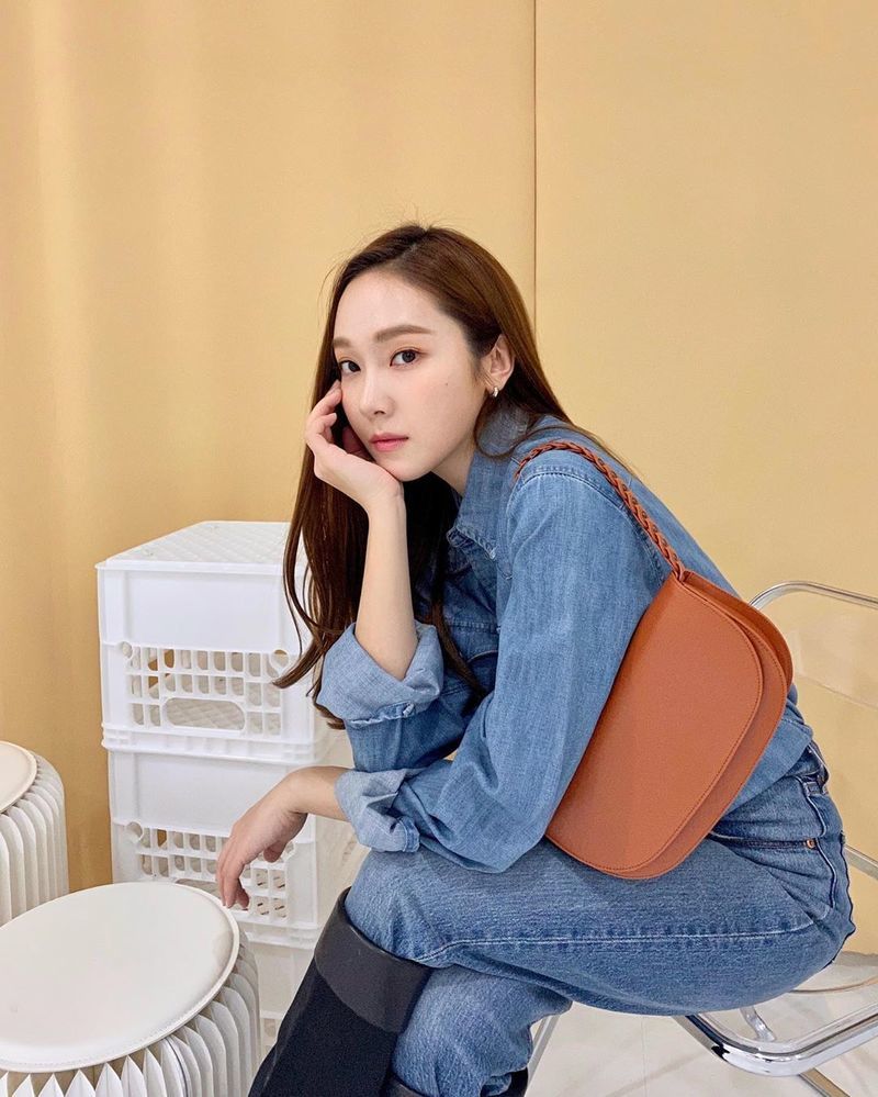 Jessica shared her current status.Jessica posted a photo on April 27 on her personal Instagram with an article entitled Hello Monday.Jessica in the picture gives a point to a blue-colored fashion with a brown bag. She looks at the camera with a careless face and gives a chic atmosphere.The netizens who watched this showed various reactions such as How about the 1-day 1-day post challenge and Pretty.park jung-min