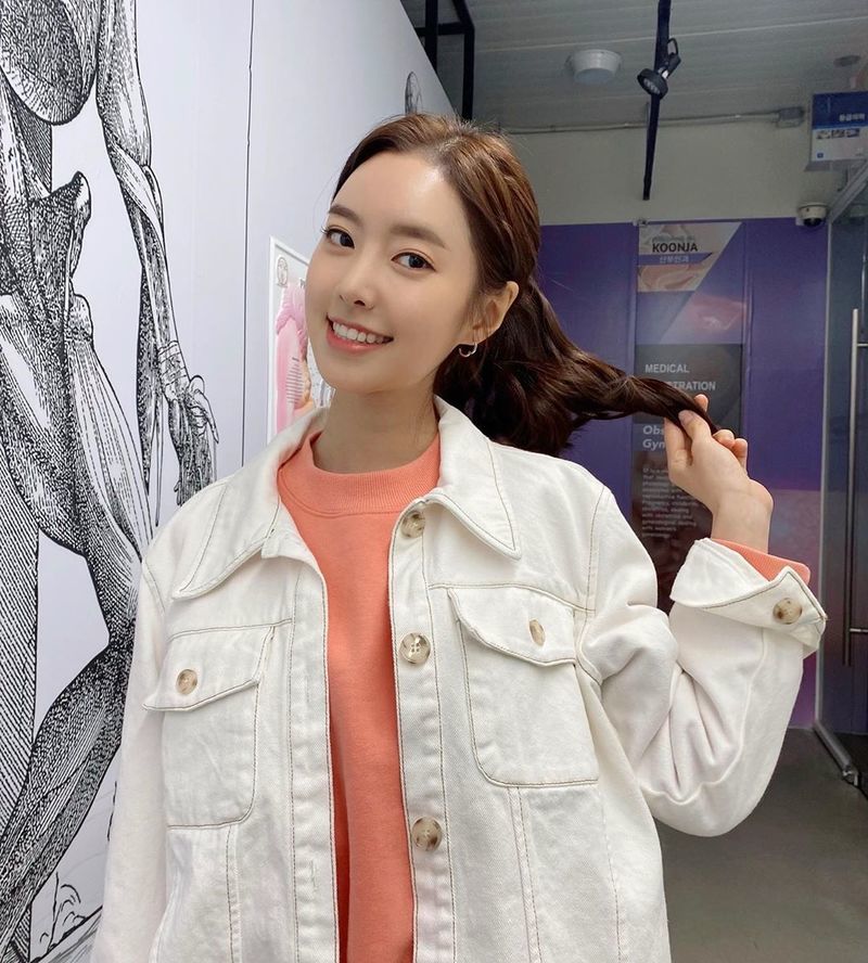 Actor Jin Se-yeon has released his daily life.Jin Se-yeon posted a picture on his Instagram on April 28.Jin Se-yeon, wearing a white jacket in the public photo, is building a bright Smile by holding his hair tips.Jin Se-yeons smug features and sparkling eyes catch the eye.On the other hand, Jin Se-yeon is in the midst of playing two roles in the KBS2 monthly drama Bone Again (directed by Jin Hyung-wook, Lee Hyun-seok/playplayplay by Jung Soo-mi) and Jeong Sa-bin.Park Eun-hae