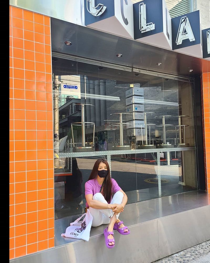 Actor Lee Si-young reveals morning Way to workLee Si-young posted an article on his instagram on April 28 entitled Im not snoring or #Way to work and several photos earlier this morning.Lee Si-young in the photo is sitting on the front of the store wearing a pink top and white pants and touching the mask.However, it seemed to sell the nose at first glance and laughed once.Lee Si-young also looked at the camera and sat with his legs and attracted attention.Among them, Lee Si-youngs cracking Arm muscle has inspired the admiration of the netizens.surge implementation