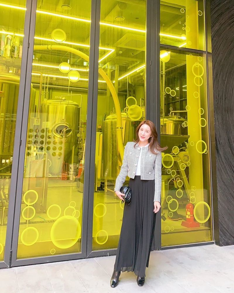 Seo In-yeong boasted an elegant atmosphere.Singer Seo In-young released a photo on April 28 with his article Lulu ~ on his Instagram.Seo In-young in the photo wears a long skirt on Jacket. The increasingly beautiful visual catches the eye.kim myeong-mi
