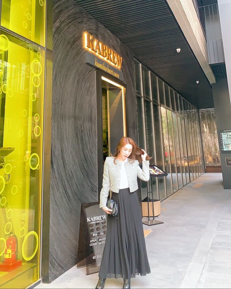 Seo In-yeong boasted an elegant atmosphere.Singer Seo In-young released a photo on April 28 with his article Lulu ~ on his Instagram.Seo In-young in the photo wears a long skirt on Jacket. The increasingly beautiful visual catches the eye.kim myeong-mi