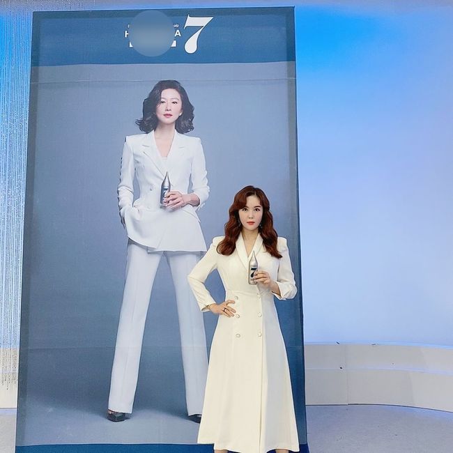 Broadcaster Jang Youngran has started to follow actor Kim Hee-ae.Jang Youngran posted an article and a photo on his SNS on the 27th, I love you.In the photo, Jang Youngran is wearing a White suit on the billboard, holding a shampoo can, and wearing a White dress and holding a shampoo can like Kim Hee-ae, who emits charisma charm.In particular, Jang Youngran poses the same pose as Kim Hee-ae, which gives a smile to the viewer.Meanwhile, Jang Youngran is appearing on TV CHOSUN The Taste of Wife.Jang Youngran SNS