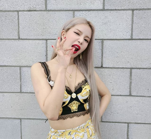 Group MAMAMOO Sola has released its Solo activities.Sola told MAMAMOO official SNS on the 28th, The show will be broadcast on SBS MTV at 6 oclock in a while.Please use the stage of Tooney, which smiles even if you look at it. Sola in the photo boasts a beautiful charm in a colorful stage costume with a belly revealed. Solas eyes are drawn away.Sola has been performing various activities in music broadcasting since Mnet M Countdowndown on the 23rd.Sola has been on top of 17 World regions before the real-time trend of Twitter since the release of the Spit stage, and the number of music video views has exceeded 6.5 million views.Here, we will host Spit it out challenge, leading to the participation of former World fans and getting explosive reactions