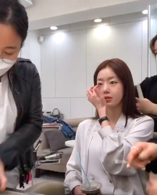  Within a group The Secret origin Actor Han Sunhwa with makeup video reveal for fans of this all was.Han Sunhwa is 28 afternoon their SNS one of the videos posted by the interest collected.The public see these films when Han Sunhwa go in the shop and makeup in order to receive the chair you are sitting in. Makeup, hair, etc three artists Han Sunhwa to make you stand come.Authentic makeup before, the woman close to the same visual revealed was smooth skin is remarkable.Meanwhile, Han Sunhwa is The Secret in withdrawal after Deferred Action is only sold there./ [Photo] Han Sunhwa SNS Han Sunhwa SNS