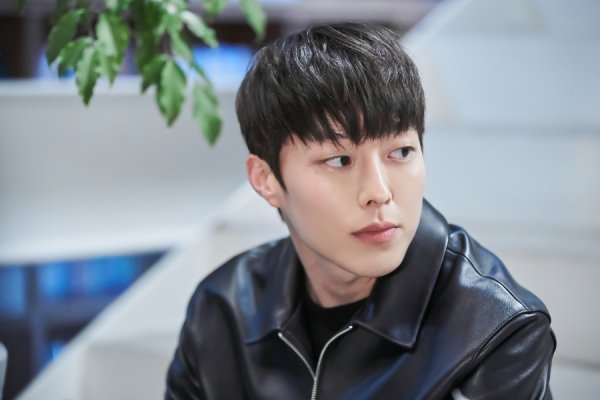 A romantic aura was detected between KBS2 monthly drama Born Again Jang Ki-yong and Jin Se-yeon.In the play Bon Again (playplayplay by Jung Su-mi/directed by Jin Hyung-wook and Lee Hyun-seok), the showroom date scene of Chun Jong-beom and Jung Se-yeon is caught and drawing attention.Yesterday (27th) broadcast depicted the reincarnation of the present, with the relationship between three men and women living in the 1980s ending in a terrible tragedy.The reunion of Chun Jong-beom (Jang Ki-yong), Jung Se-yeon and Kim Soo-hyuk (Lee Soo-hyuk) who were not able to recognize each other but were strongly attracted to each other gave a thrill.Especially, Jung Sa-bin, who lectured enthusiastically about bone archaeology at school, and the sparkling chemistry of Chun Jong-bum, a student who added her objections to her class, added excitement.In addition, after the class, the index of excitement was amplified in the manner of Chun Jong Bum who handed the head strap to Jeong Sabin.Today (28th) broadcasts are also expected to bomb the womans feelings again with the subtle atmosphere of Chun Jong-beom and Jeong Sa-bin.In the public photos, Chun Jong-bum, who hands a bouquet of flowers, and Jeong Sa-bins expression, I feel the smell of a sweet Thumb that is hard to see as a regular priest.The Date scenery of Jang Ki-yong and Jin Se-yeon, which are thrilling just by looking at it, can be seen in KBS 2TV monthly drama Bone Again, which is broadcasted at 10 pm today (28th).Photo Offering: UFO Productions, Monster Union