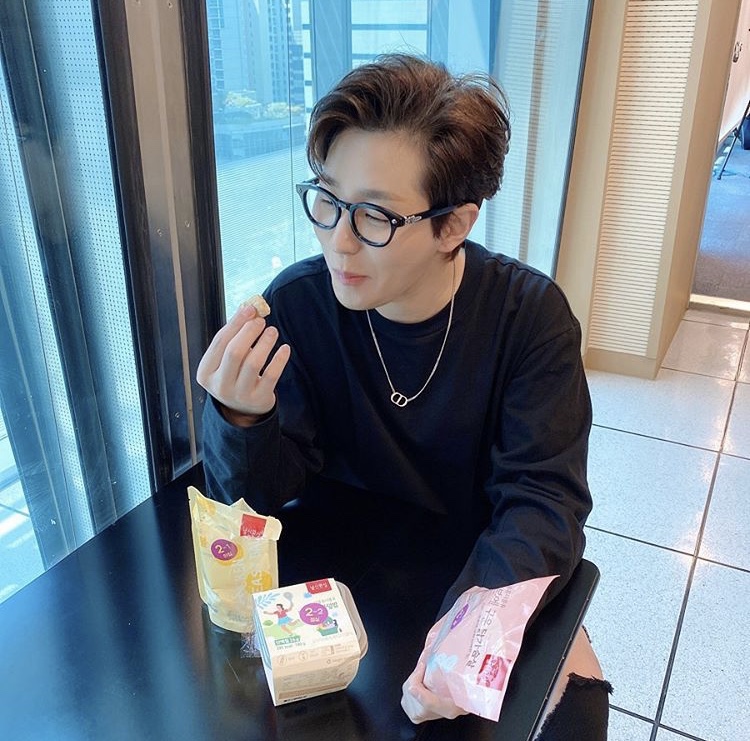 Singer DinDin publicly declared Diet.DinDin posted a picture on his Instagram on the 28th, saying, I will be tired, but I have started Diet again.In the photo, DinDin, who is eating Diet food, was shown, and DinDin said, I was 30 years old, I took the maximum weight of my life and ate a Diet diet in shock.Please, I hope you can succeed this time. I really want to succeed. Two weeks of abstinence.In addition, DinDin said, PT is steadily doing, so if you succeed in Diet, lets go to battle.DinDin is active in 1 night and 2 days season 4 and Come on and Korea is the first time?