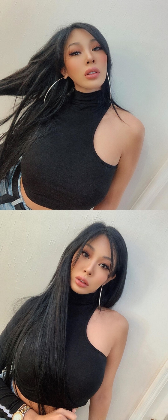 Jessie posted two photos on her instagram on the 28th with a short TOP OF THE MORNING.In the photo, Jessie was shown staring at the camera wearing a black crop top, and Jessie showed her unique health and personality by revealing her bronzed Skins.Many netizens who responded to this responded that black hair looks so good, hip and hip and it is really cool.Meanwhile, Jessie released her new song Digital Lover on March 19.