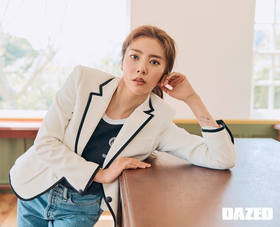 Son Dam-bi showed off his sophisticated and sensual spring fashion styling through the pictorial.On the 28th, a May issue of Dazed with Son Dam-bi and New York City contemporary brand Rag & Bon was released.Son Dam-bi in the picture attracted attention by completely digesting various spring looks of rack and bon with superior ratio and beauty.Son Dam-bi is a straight jeans with a cool color, and she has presented the campus goddess look, and with her sleek styling with the blazer, she has created the spring jacket fashion.The wearable shirt-type denim dress added points by styling the red knit on the waist, while the feminine look, which wore fresh shorts, showed off her stylish side with a striped shirt and a blazer.The sensual spring items of rack and bon, presented by Son Dam-bi in the picture, can be found at the SSF Mall, an online official mall, along with nine rack and bon stores in Korea.Photo: Daysd