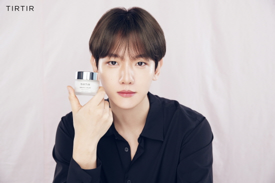  He was a mere Model activities beyond the brands global Ambassadorfor the overseas strategy in the vanguard of choice. Baekhyun is the world market aimed at Tiruppur for the image in the most suitable a person received a rating. He is EXO as well as the SM Union group of Super Ms members in the last year, the US Billboard charts No. 1 position for the United States and beyond the stage activities are.Tiruppur brand official said, Global on top of Baekhyun in this future China, Japan and other Asian and other global markets will help in the optimal Model is determined, no new Model to select wasa few days Baekhyun offers Tiruppur s main product, along with shooting for this ad cuts to the public starting with the next Tiruppurs Model in domestic and overseas in a variety of activities is going to continuesaid. Baekhyun is simply on high, rather numerous Hallyu stars in sheer looks and healthy image for Tiruppurs face as I was. Because of this, Tiruppur in K-pop this K-beauty market until the leading will be able to expect is rising.Tiruppur side Baekhyuns clean and healthy energy Tiruppur to the brand image and fits well,be full-fledged expansion into overseas markets ahead of Baekhyun, this new impetus to become the future K-beauty brand position dilated I can go forward,he adds.