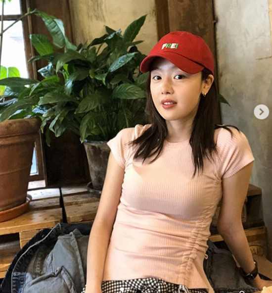 Actor Han Sun-hwa shares happy routine in warm springOn the 28th, Han Sun-hwa posted two photos on his Instagram with rainbow emoticons.The photo shows Han Sun-hwa taking a rest in a cafe.Han Sun-hwa showed off her extraordinary fashion sense by matching a red hat with a pink short-sleeved T-shirt, which she boasted of her modesty with a light makeup.Still beautiful, Han Sun-hwas beautiful look was outstanding, with Han Sun-hwa captivating her gaze with a cute expression that kept her lips out.The fans who watched the photos responded such as It is so beautiful, It seems to be more beautiful and It is so cute.