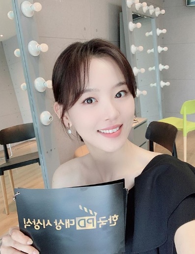 Actor Kang Han-Na greeted Hwasa with a Smile.Kang Han-Na posted several photos on his 28th day with an article entitled Congratulations on Korea pd in his instagram.Kang Han-Na in the public photo is taking a selfie in a black dress.Smile of Kang Han-Na, who is building Smile with a cue card, is Hwasa; another photo shows Kang Han-Na with a slender line and attracts attention.Meanwhile, Kang Han-Na appeared on JTBCs The Romance, which recently ended.Photo: Kang Han-Na SNS